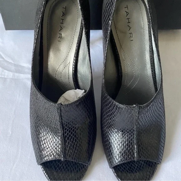 TAHARI - Gorgeous Black Leather Heels in a Size 7.5 Comfortable & Sexy -Peep Toe - Picture 5 of 8